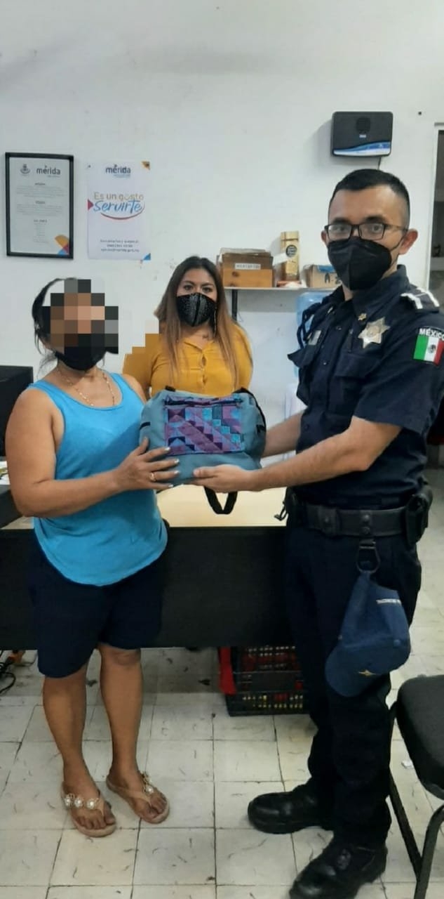 Mujer estafada en Mérida con cheque falso recupera su bolso