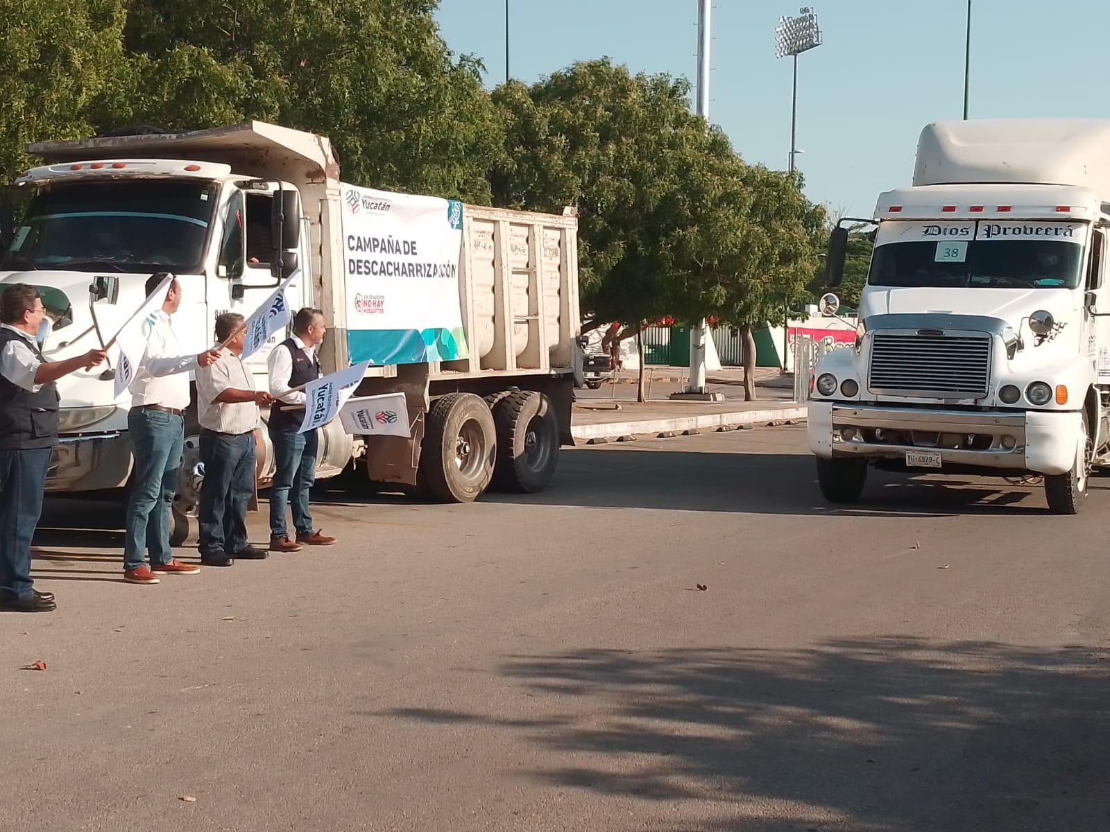 El banderazo de salida de los camiones que colaboran en la campaña de descacharrización en Yucatán, fue en la Unidad Deportiva Kukulcán de Mérida