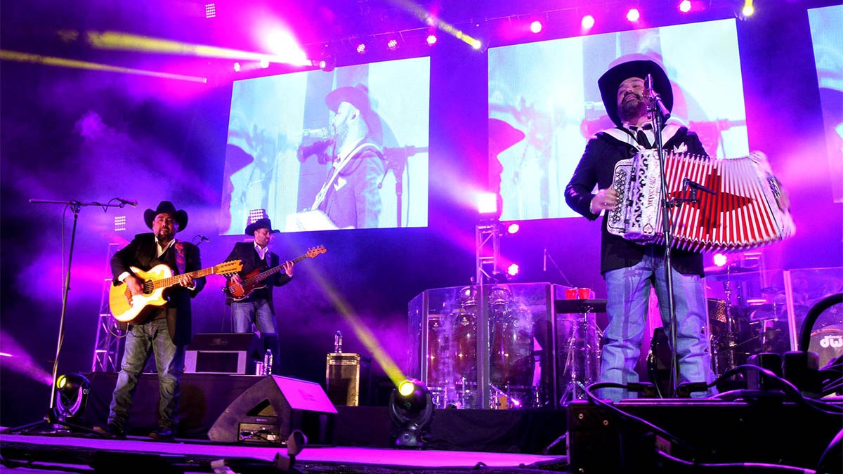 Luego se ser atendido por paramédicos, Ricky Muñoz regresó al escenario y el concierto continuó