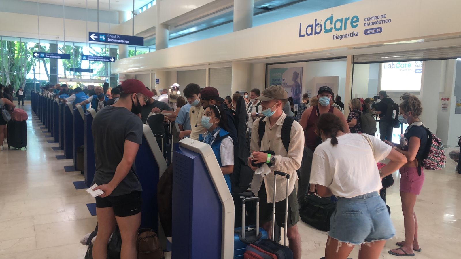 Cancelan siete vuelos hacia EU en el aeropuerto de Cancún: VIDEO