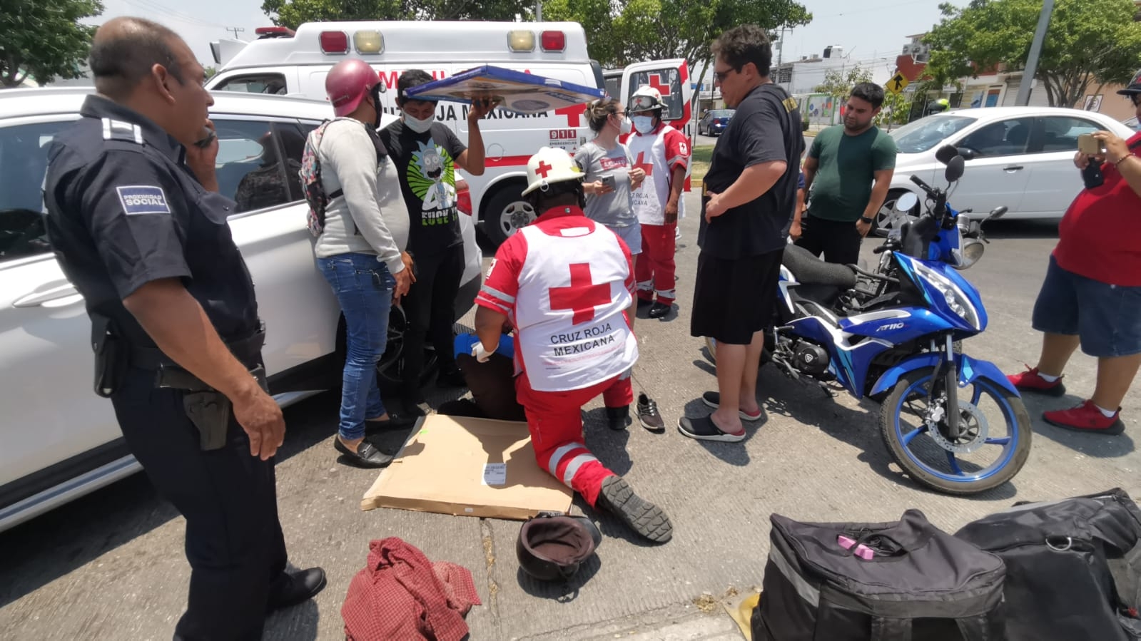 Conductora atropella a un repartidor en motocicleta en Ciudad del Carmen