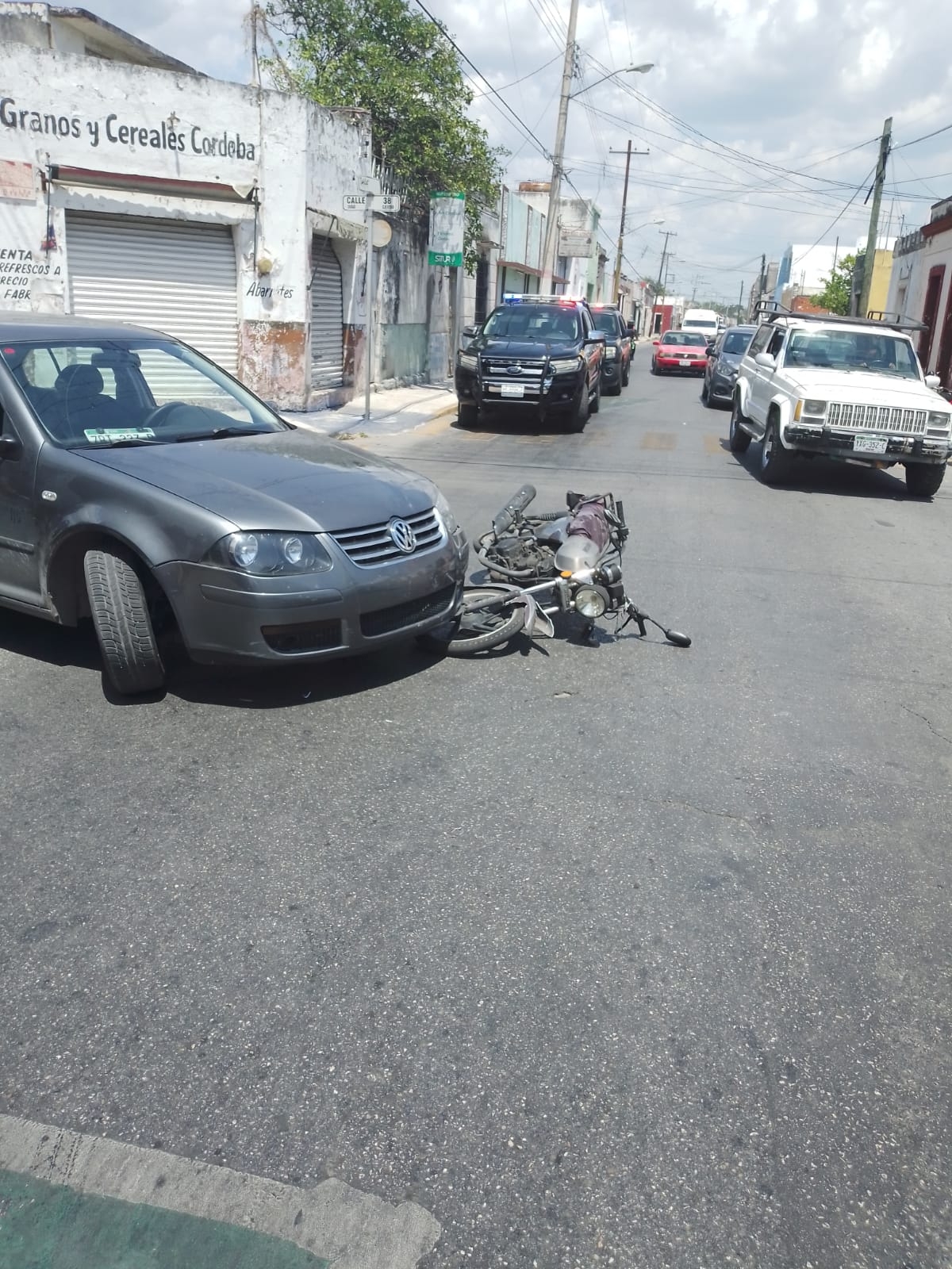 La rueda delantera de la motocicleta quedó debajo del neumático del auto tras atropellarlo