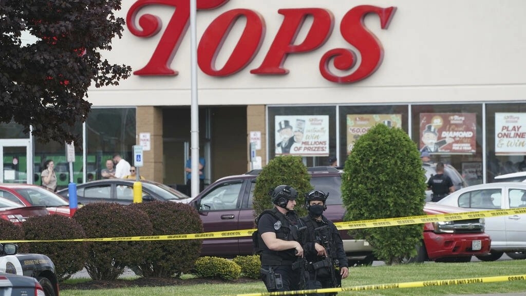 Descartan mexicanos entre las víctimas del tiroteo en un supermercado de Buffalo