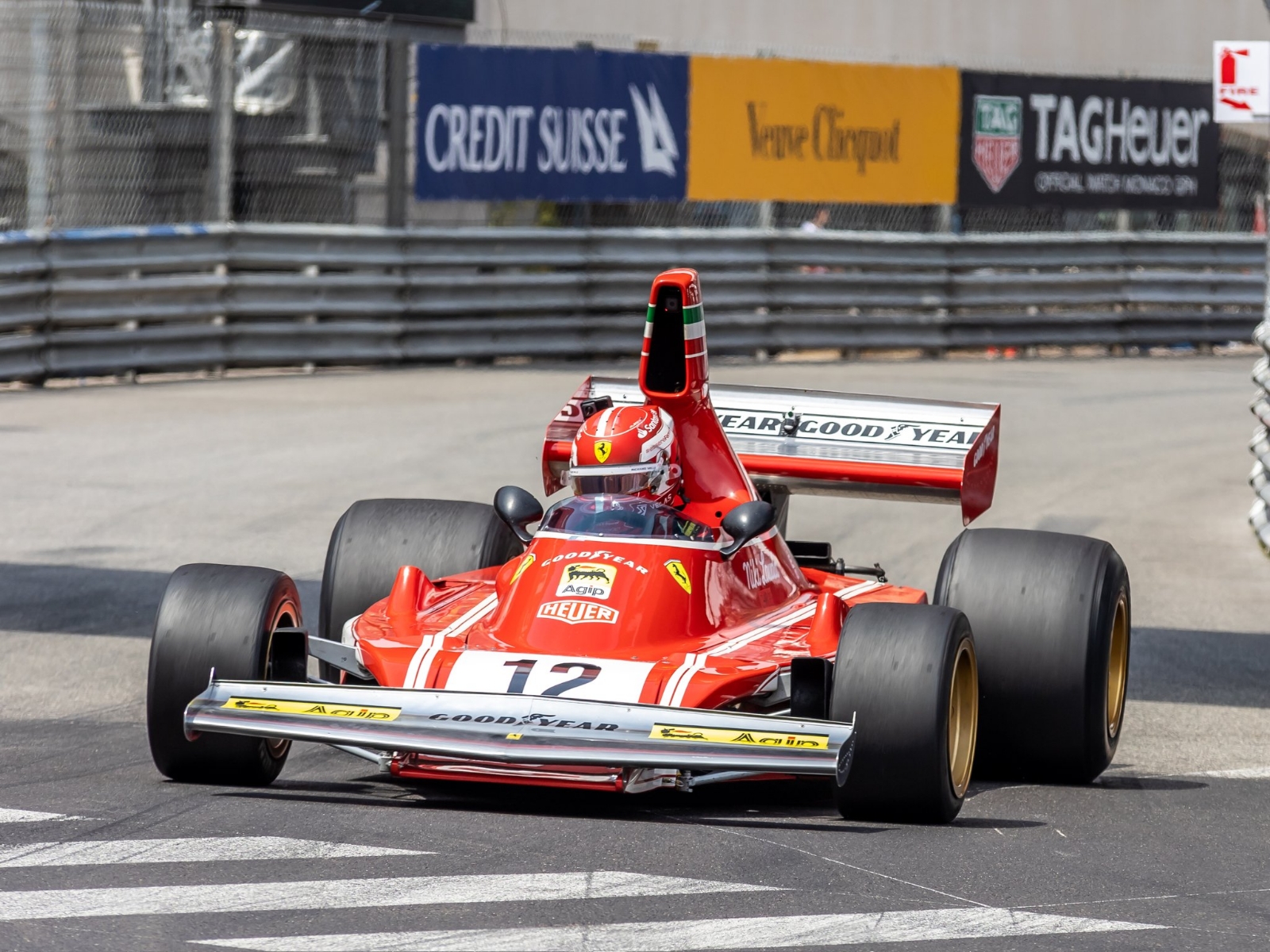 Charles Leclerc choca icónico Ferrari de Niki Lauda durante exhibición en Mónaco: VIDEO