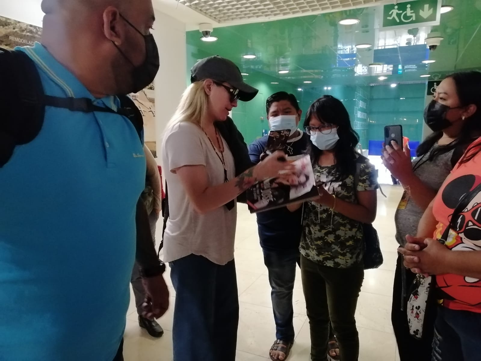 María José fue recibida por fans a su llegada al aeropuerto de Mérida