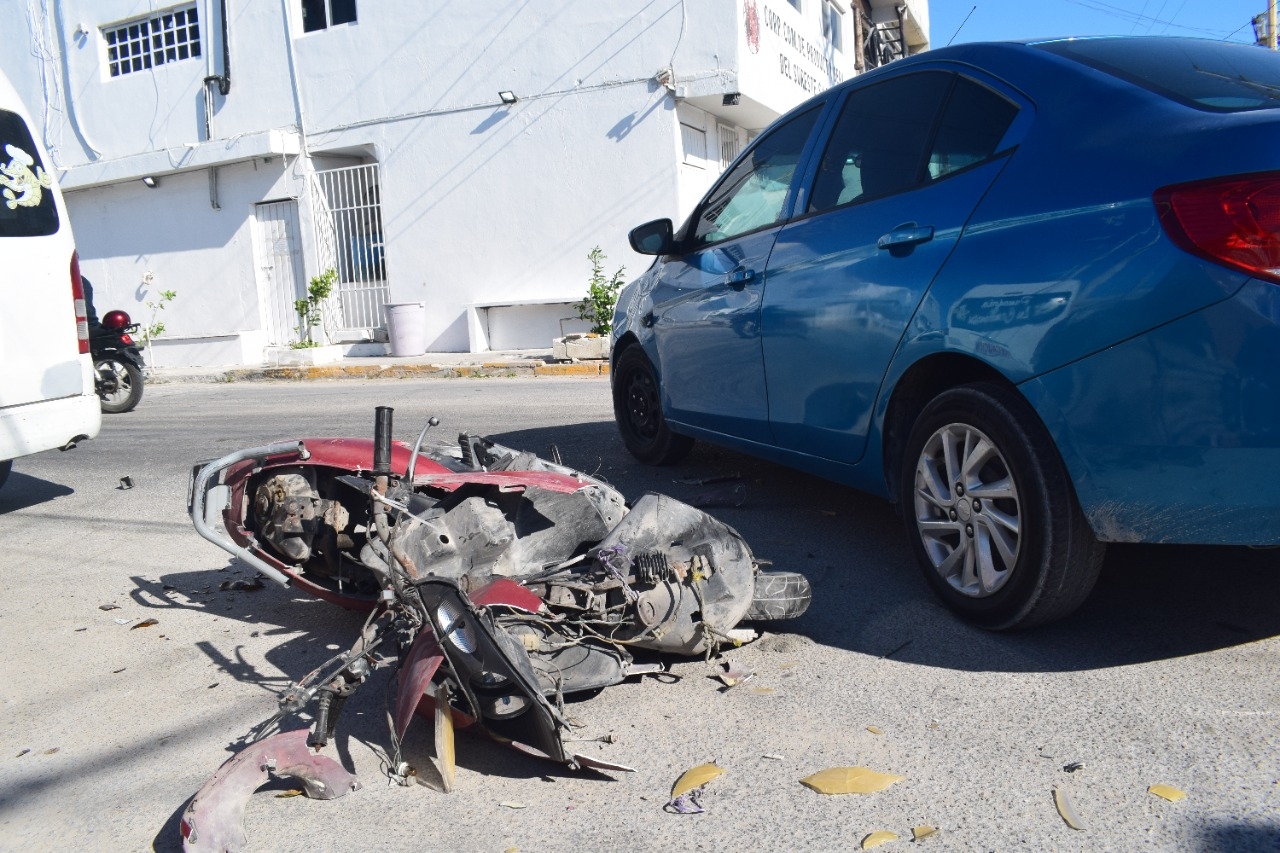 Ebrio motociclista huye tras colisionar contra el costado de un vehículo en Progreso