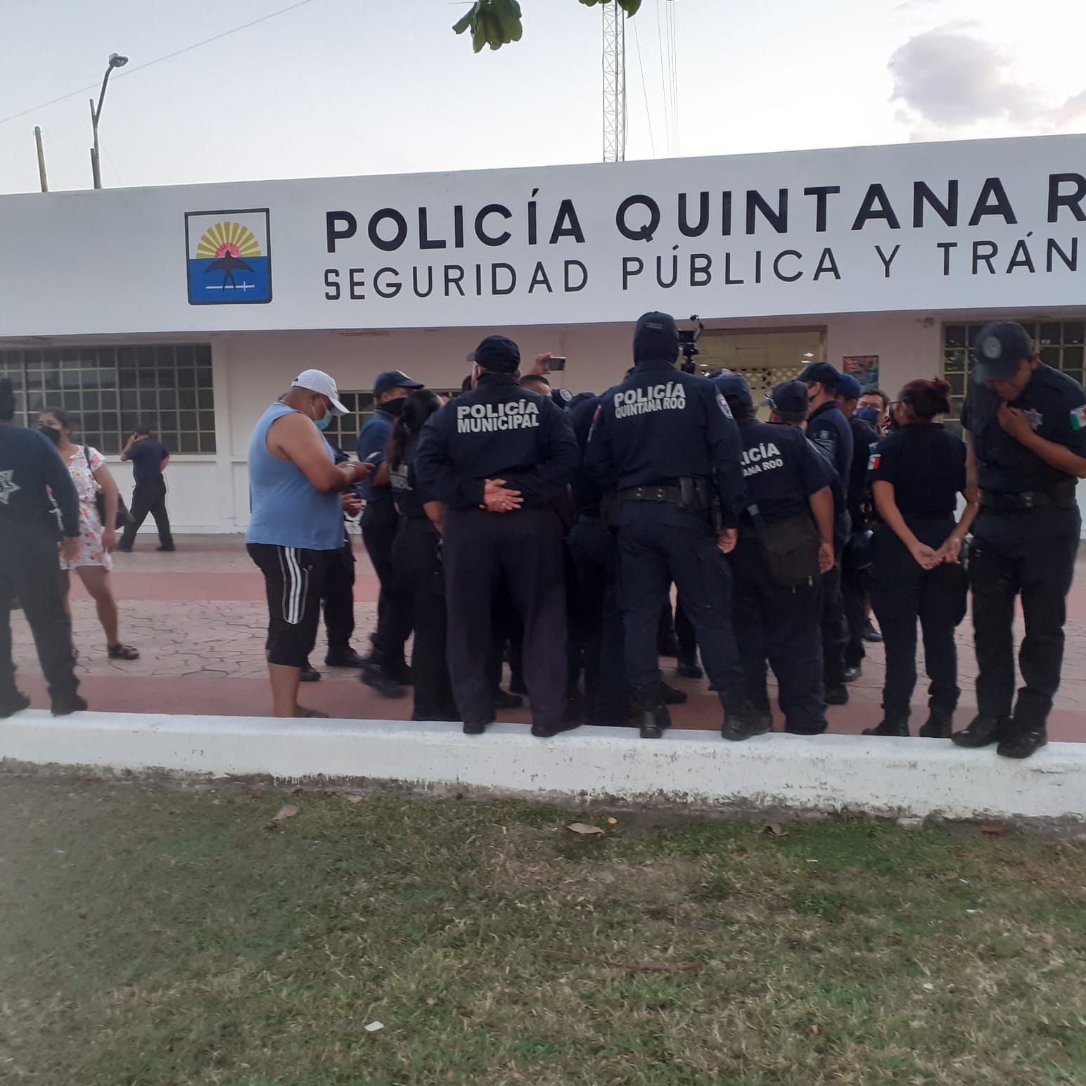 Policías de Cozumel realizan paro laboral para exigir la destitución del director Rodrigo Rodríguez