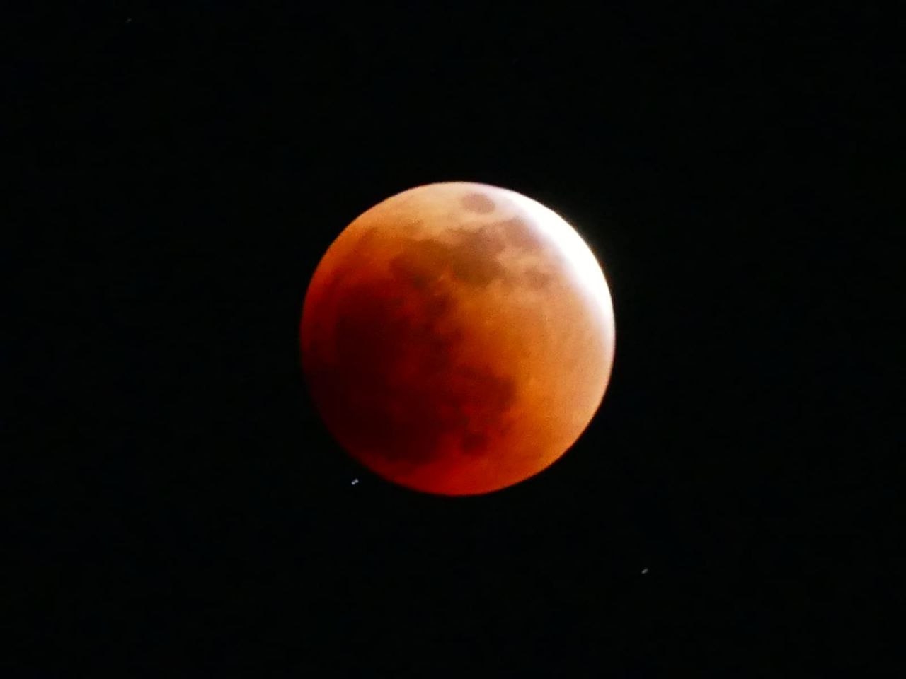 La Luna de Sangre se vio en México pasadas las 20:30 horas. Foto: Twitter