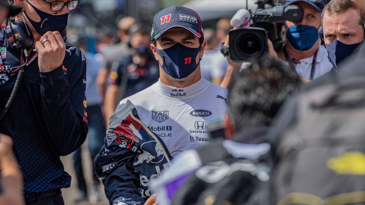 El piloto mexicano de la F1 y su esposa le dieron la bienvenida a Emilio, su tercer hijo, en redes sociales