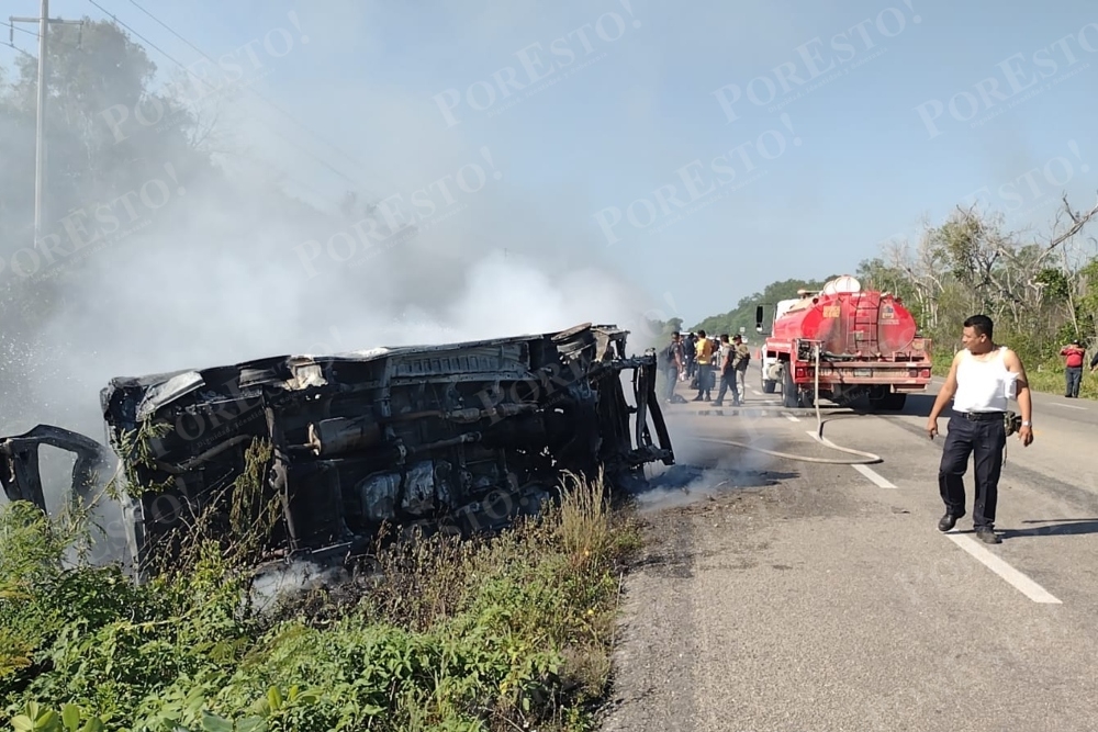 La Van del Sindicato Unico de Choferes de Automóviles de Alquiler de Chetumal quedó volcada en la carretera Chetumal-Carrillo Puerto