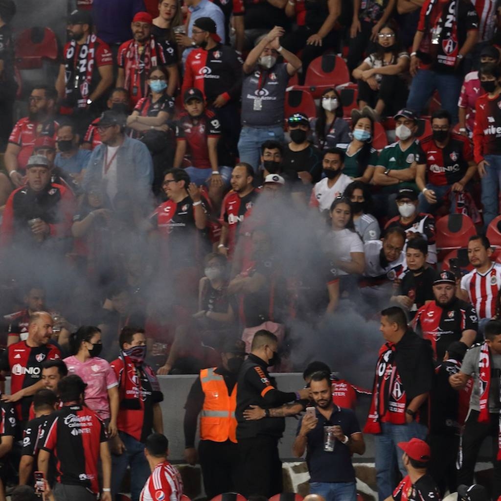Minutos antes de iniciar el partido dos personas se enfrentaron a golpes en las inmediaciones del estadio Jalisco