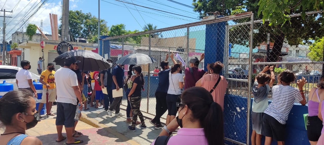 Adolescentes en Playa del Carmen abarrotan sede de vacunación anticovid: VIDEO