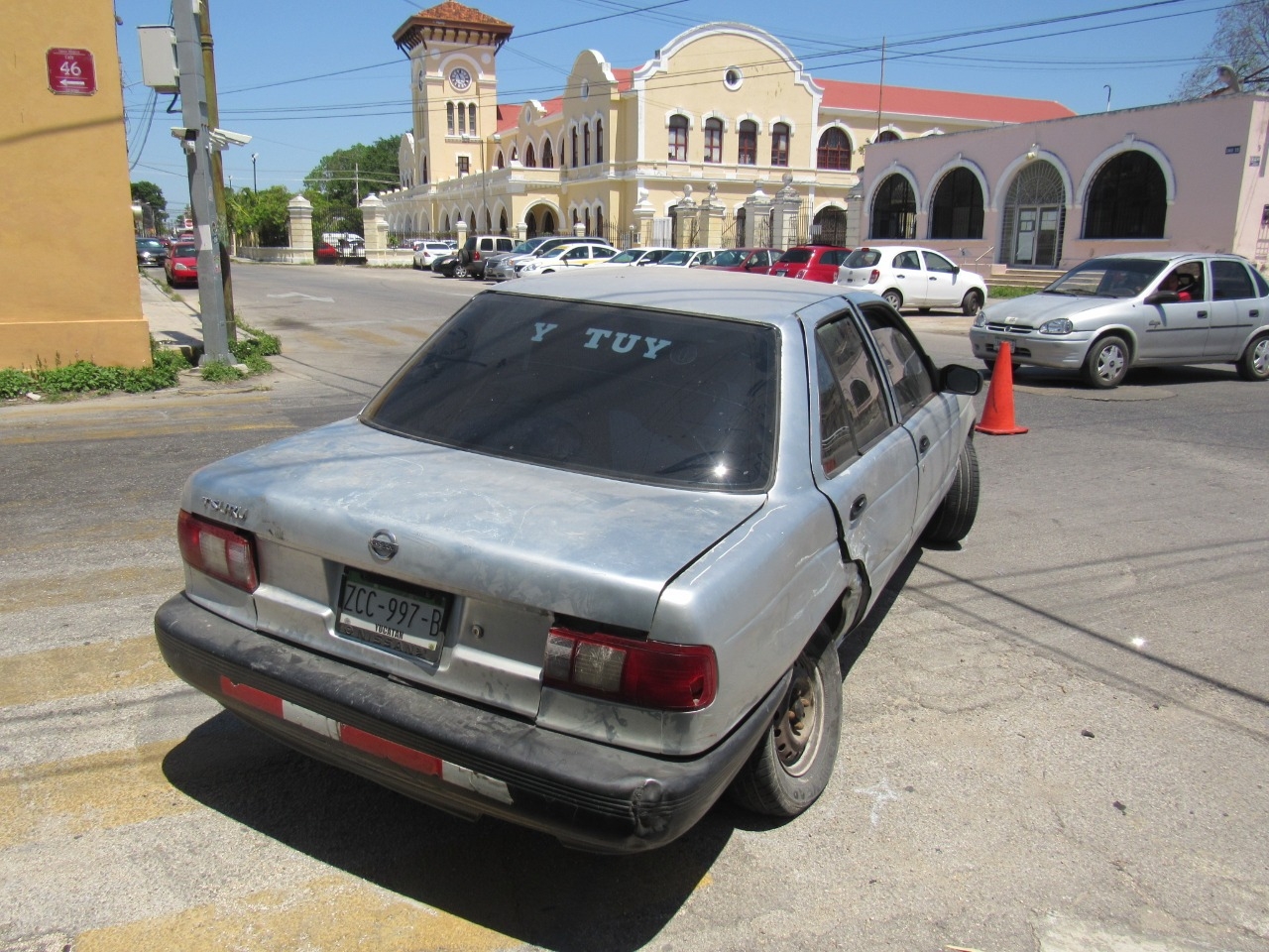 Conductor choca contra otro vehículo tras pasarse el alto en el centro de Mérida