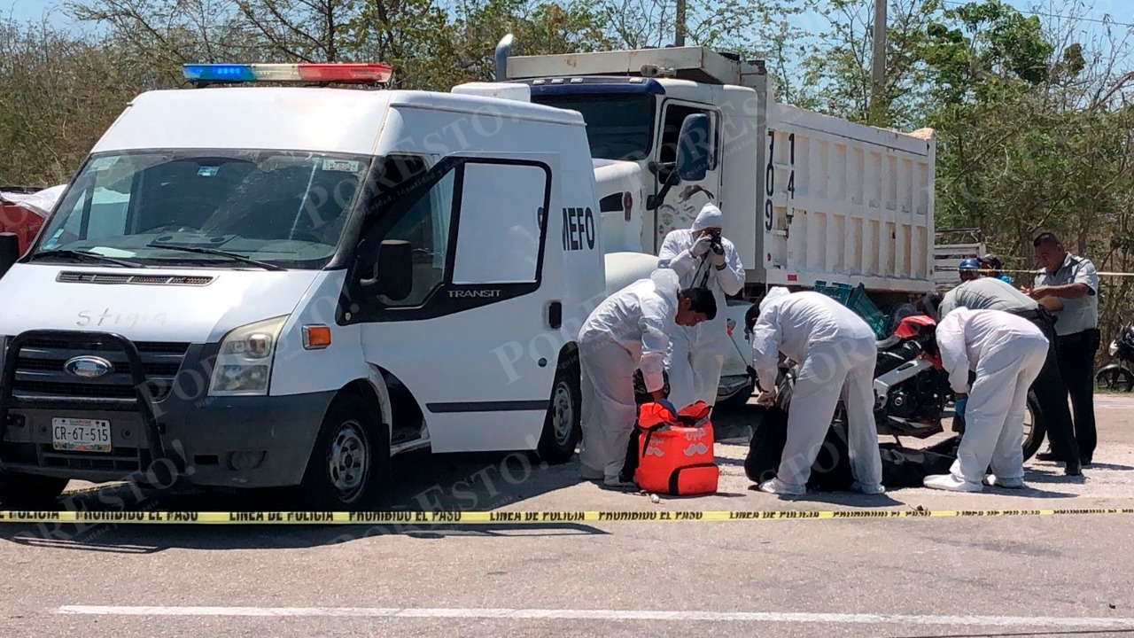 El hombre quedó tirado en el pavimento tras chocar contra un volquete