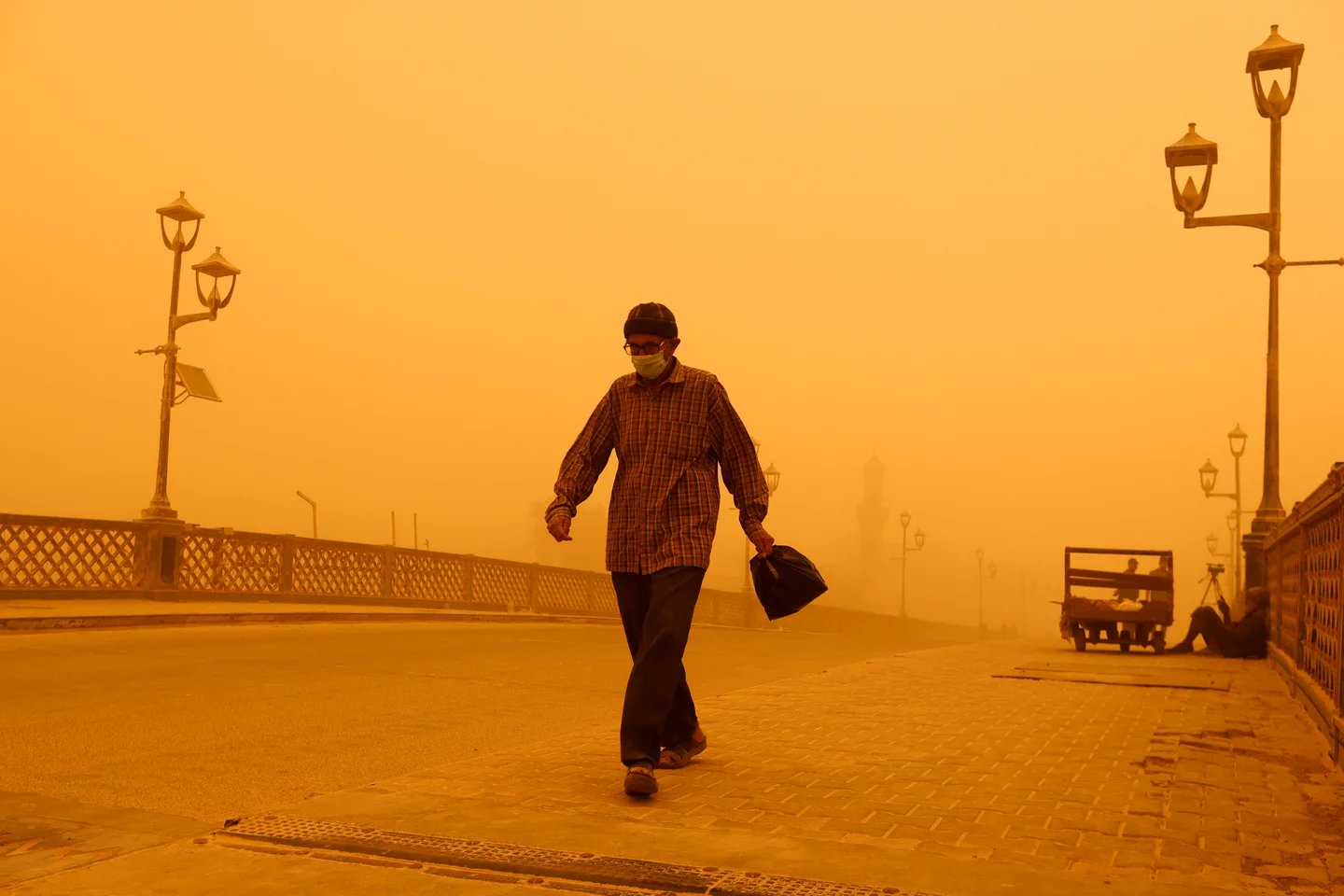 Irak amaneció este lunes bajo una fuerte tormenta de arena