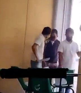 El joven amagó con un machete a su compañero