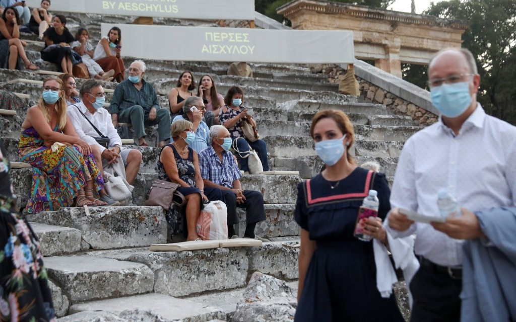 Grecia eliminará el uso de cubrebocas en espacios cerrados