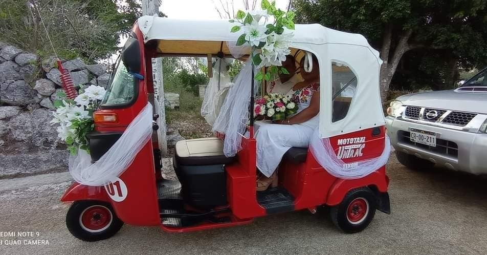 Con flores y tul, la feliz pareja convirtió un mototaxis en su carruaje de novios