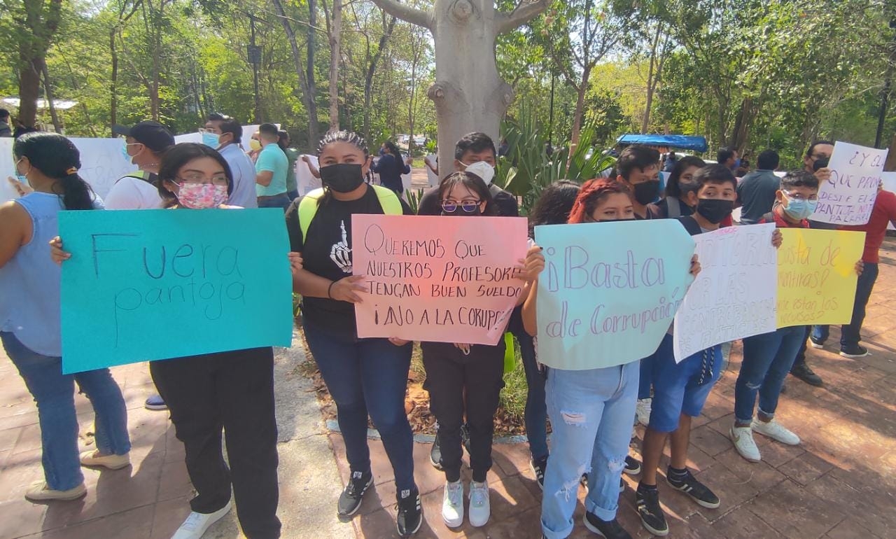 Los manestros salieron con pancartas para denunciar diversas irregularidades en la Universidad Intercultural Maya de Quintana Roo