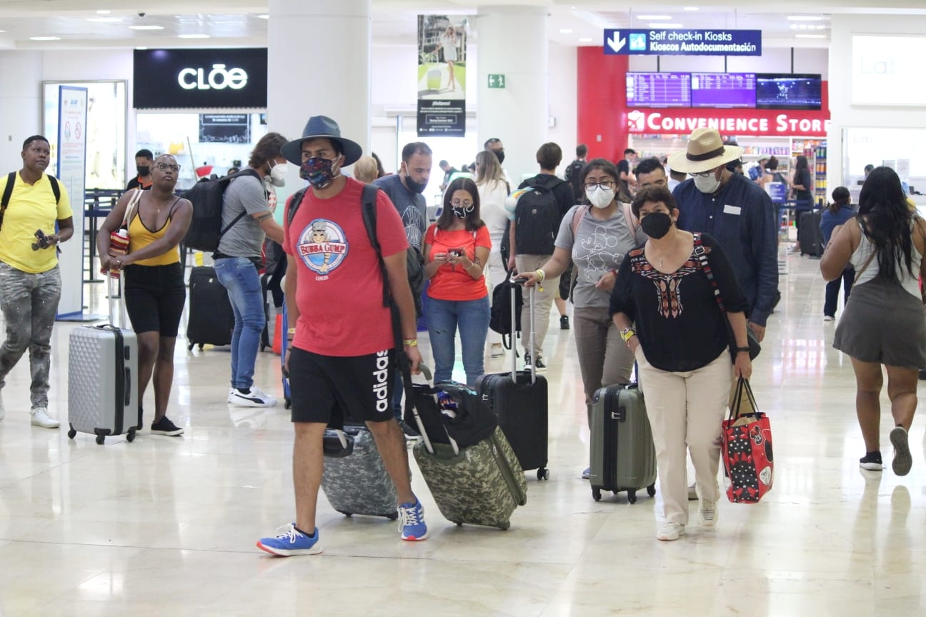 Sobreventa de vuelos de Volaris causa enojo de pasajeros en Cancún: VIDEO