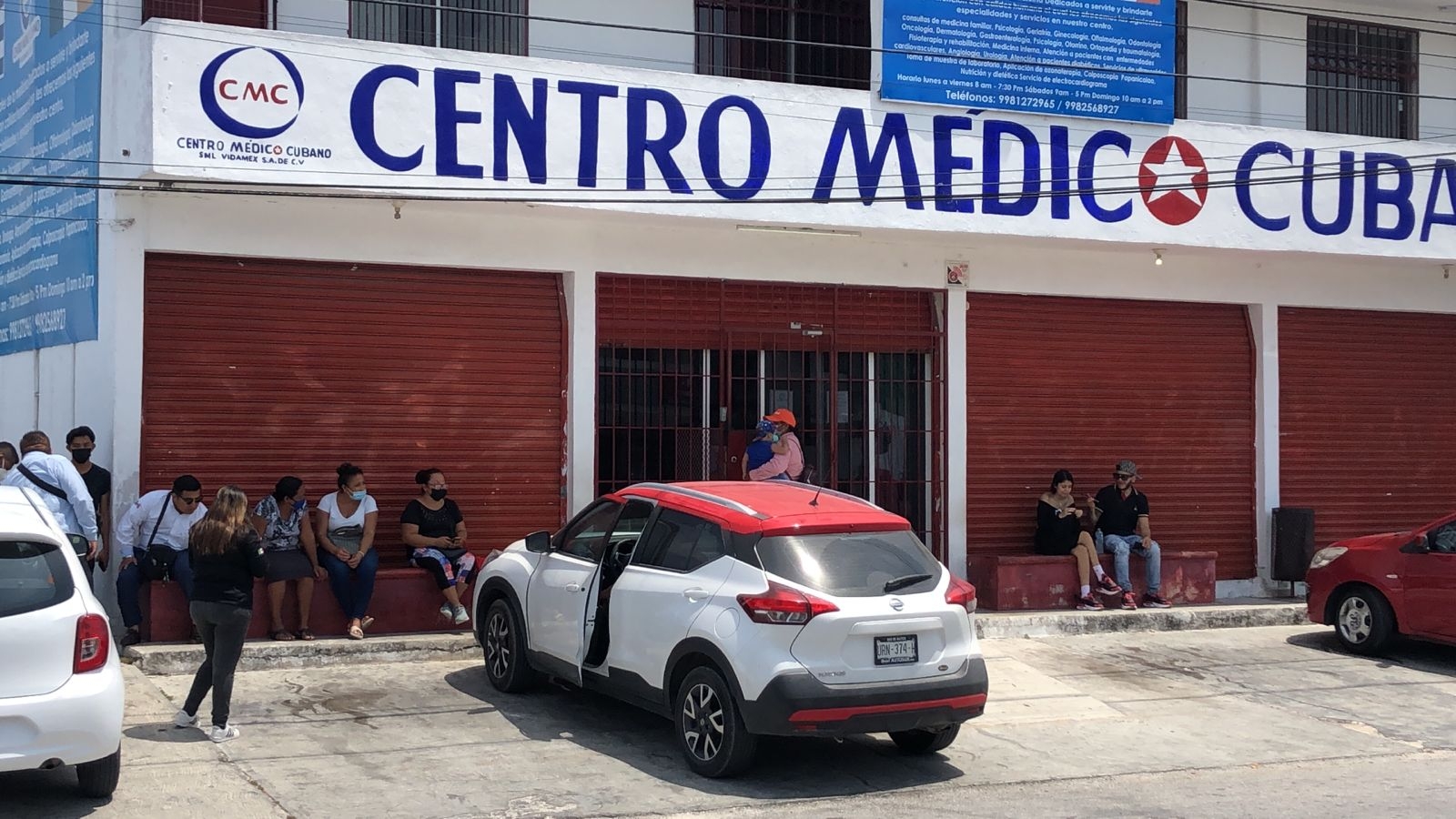 Policías ingresaron al Centro Médico Cubano en Cancún para investigar los hechos que rodean la muerte de una mujer en el sitio