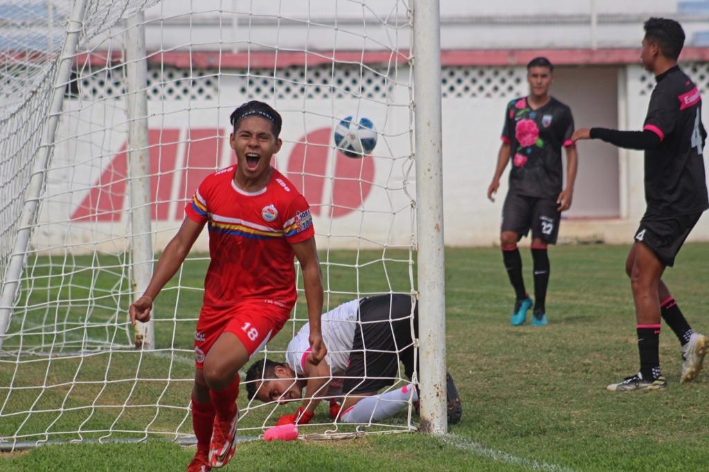 Israel Tello fue mediocampista de Pioneros Junior de Cancún, y ahora va a jugar en la categoría Sub-18 con los Rayos del Necaxa