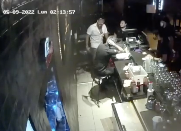 Así fue como el gerente de un bar en Mérida golpeó a su empleado: VIDEO