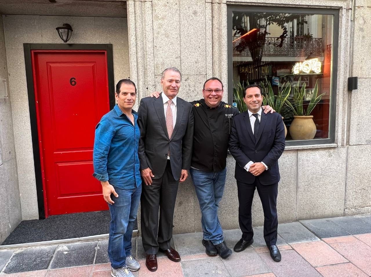 Mauricio Vila asiste a inauguración de restaurante de chef yucateco en Madrid