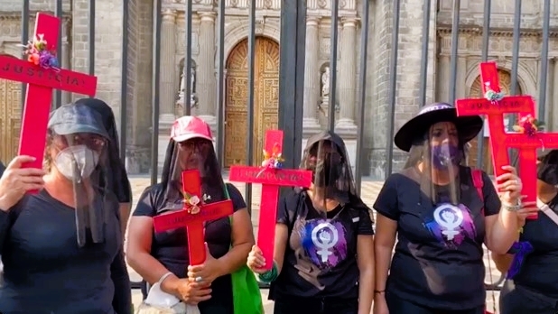 Activistas se manifiestan a las afueras de la Cátedral Metropolitana de la CDMX. Foto: Captura de pantalla