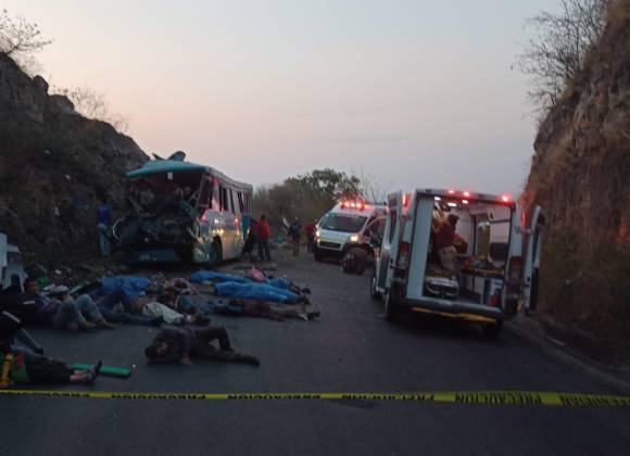 El autobús chocó con un paredón que estaba junto a la carreterra en Jalisco