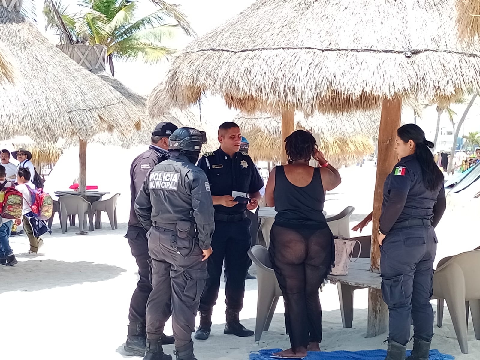 Policía de Progreso detiene a turista por fumar un churro de mota en plena playa