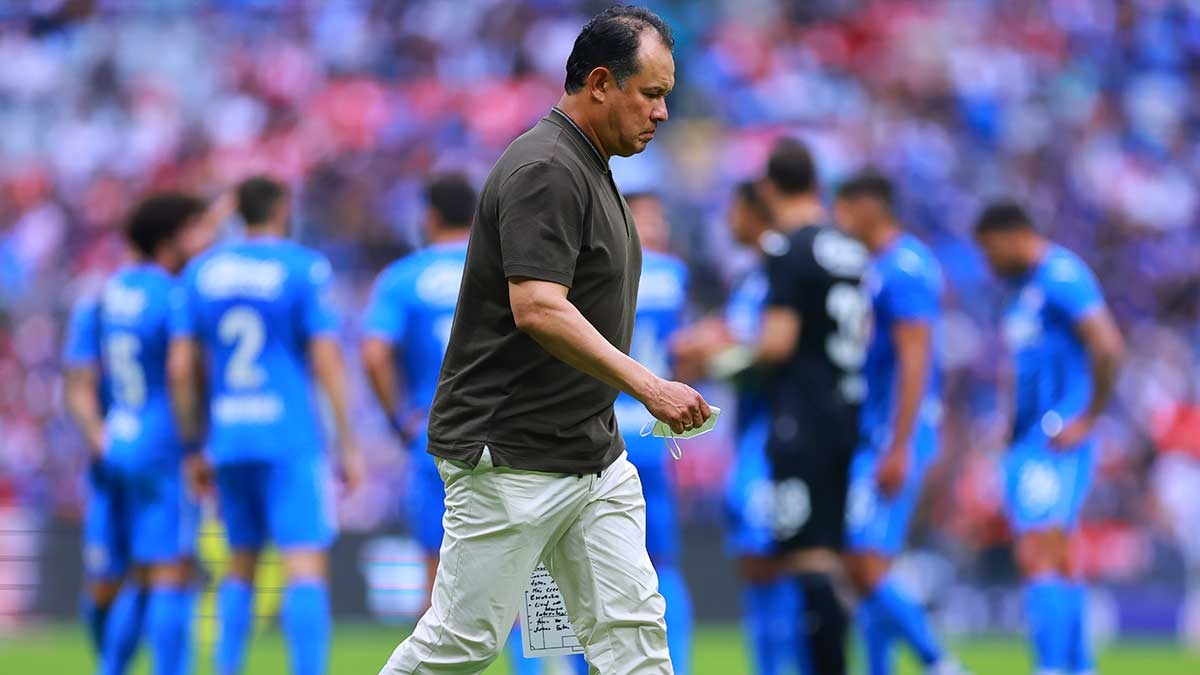 Juan Reynoso fue cesado del Club de Futbol Cruz Azul. Foto: AFP