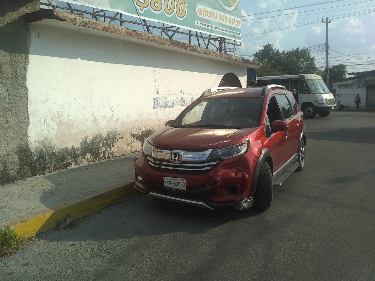 Motociclista queda herido luego de ser golpeado por una camioneta en Mérida