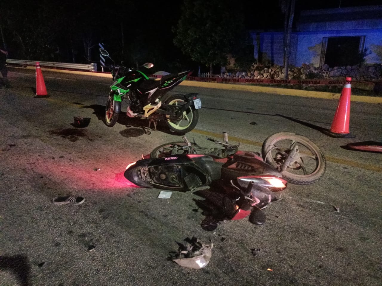 Motociclistas fuertemente lesionados luego de chocar en un pueblo de José María Morelos