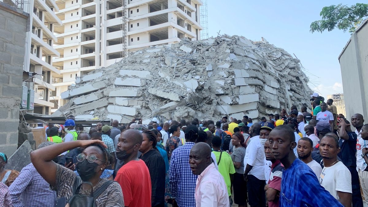 El edificio se derrumbó en su totalidad y varias personas quedaron heridas y atrapadas en Nigeria