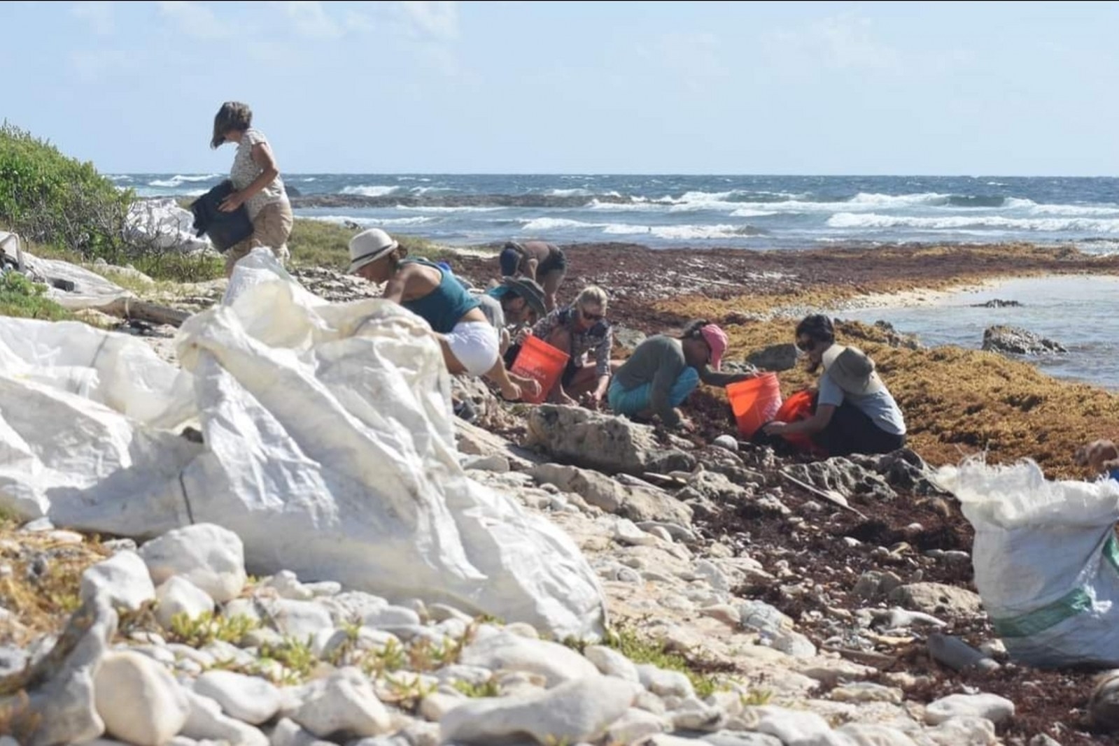 Retiran más de 600 kilos de basura internacional en Mahahual, Quintana Roo