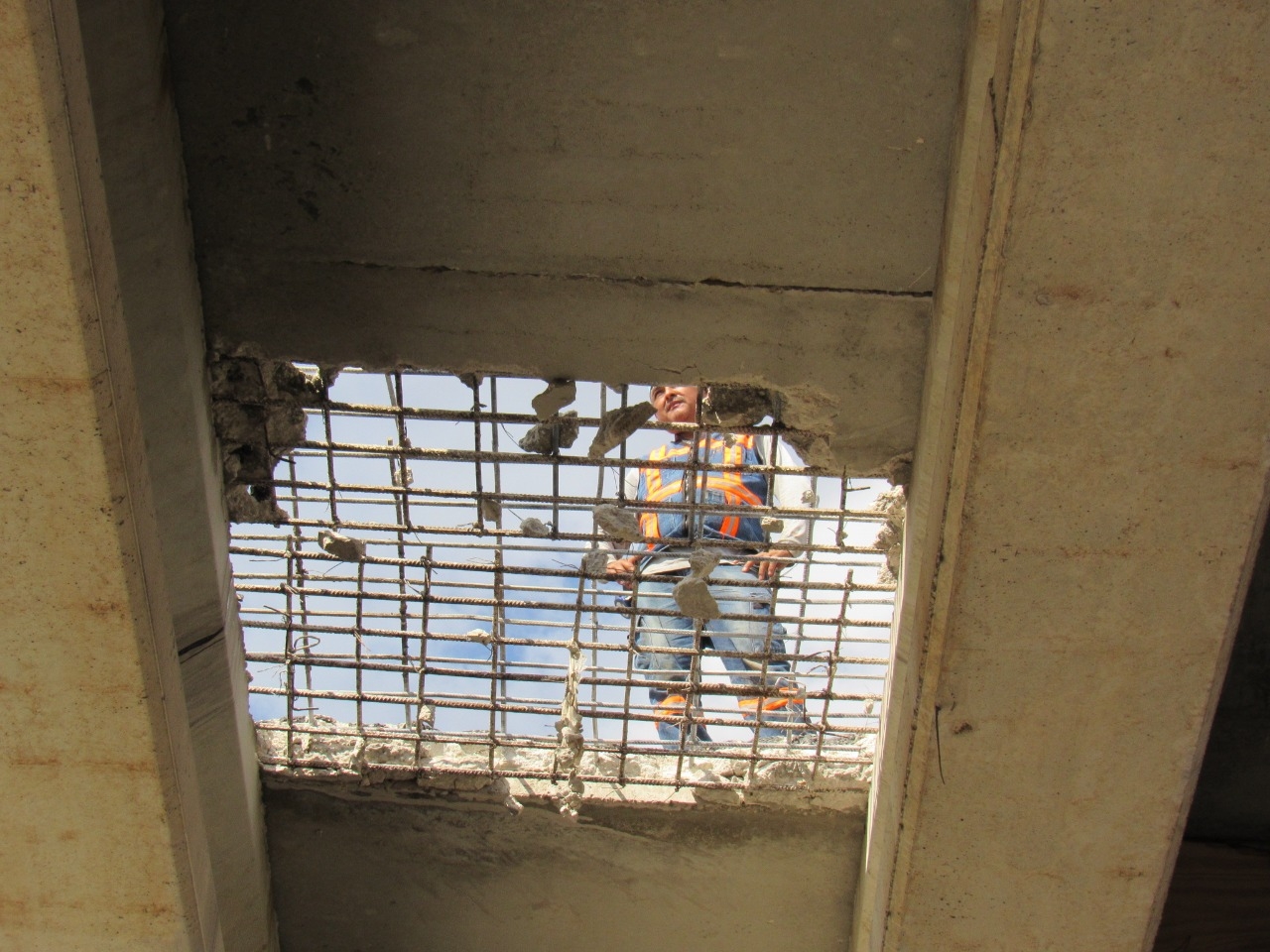 Trabajadores se encuentran reparando el puente del Periférico de Mérida