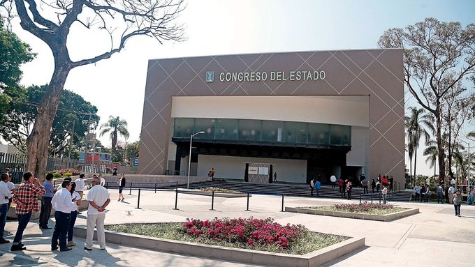 Más de 300 personas tuvieron que desalojar el recinto legislativo por falsa alerta de bomba. Foto: Congreso del estado