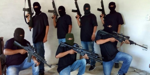 Revelan imágenes de un grupo armado despojando a Policías de sus patrullas en Sonora: VIDEO