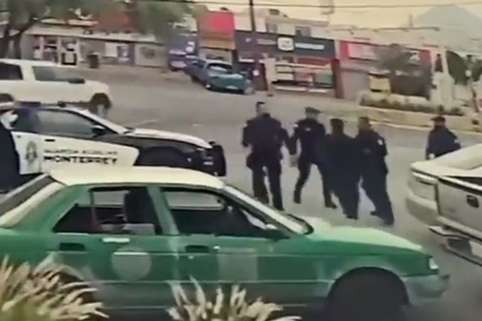 Captan a policías de Monterrey mientras pelean entre ellos