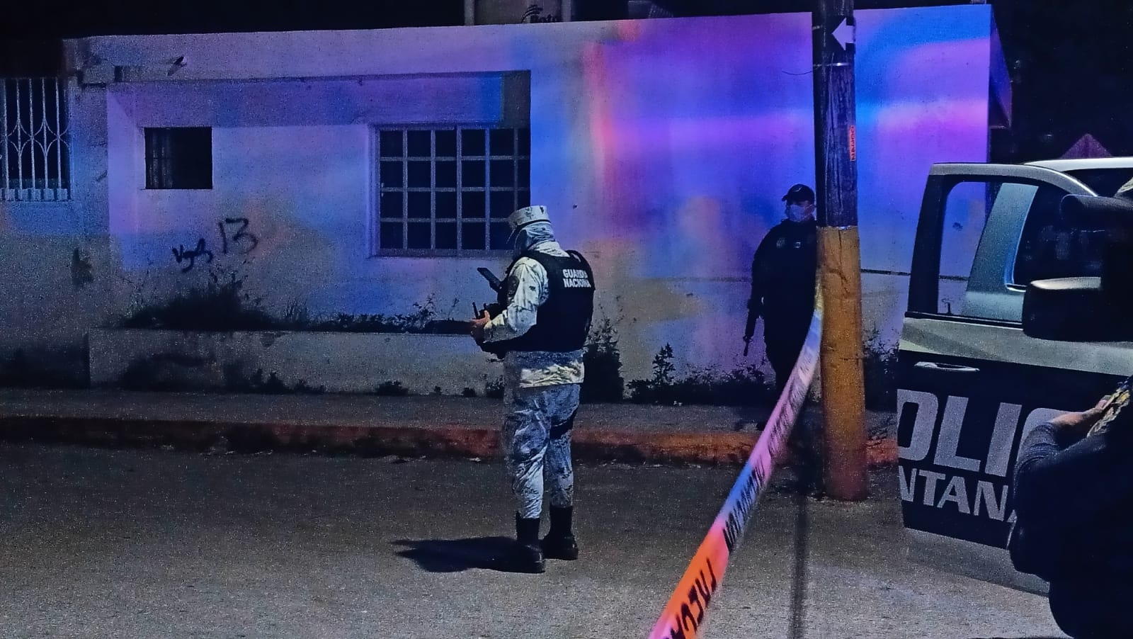 Colocan dos mantas con amenazas a unos metros de la policía de Cozumel