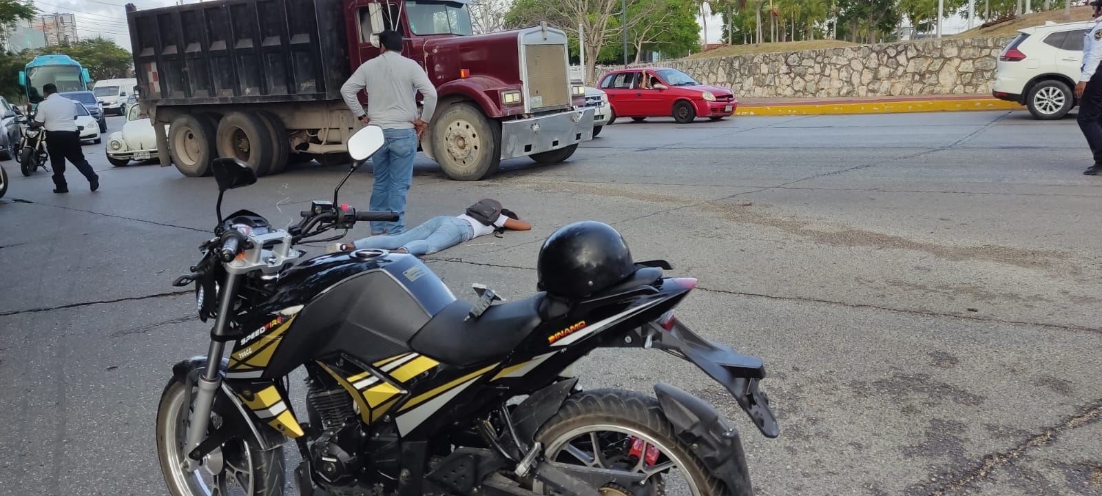 Mujer termina lesionada tras accidente vehicular en el distribuidor vial de Cancún