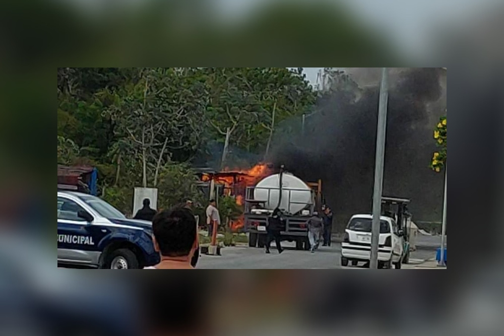 Vecinos alertaron a los bomberos sobre el incendio de la bodega de materiales en Cozumel, que fue consumida por las llamas