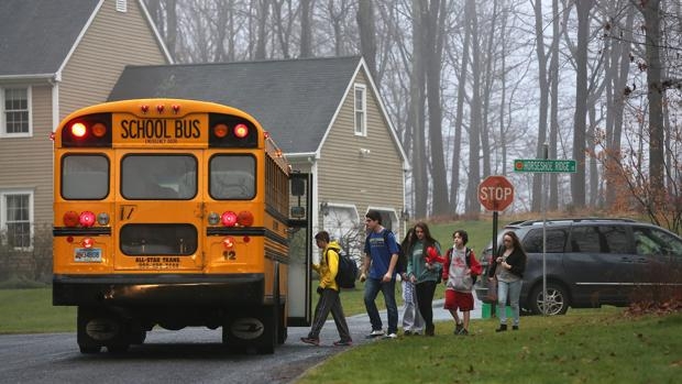 El conductor de un autobús escolar en Estados Unidos fue detenido por agredir sexualmente a una menor