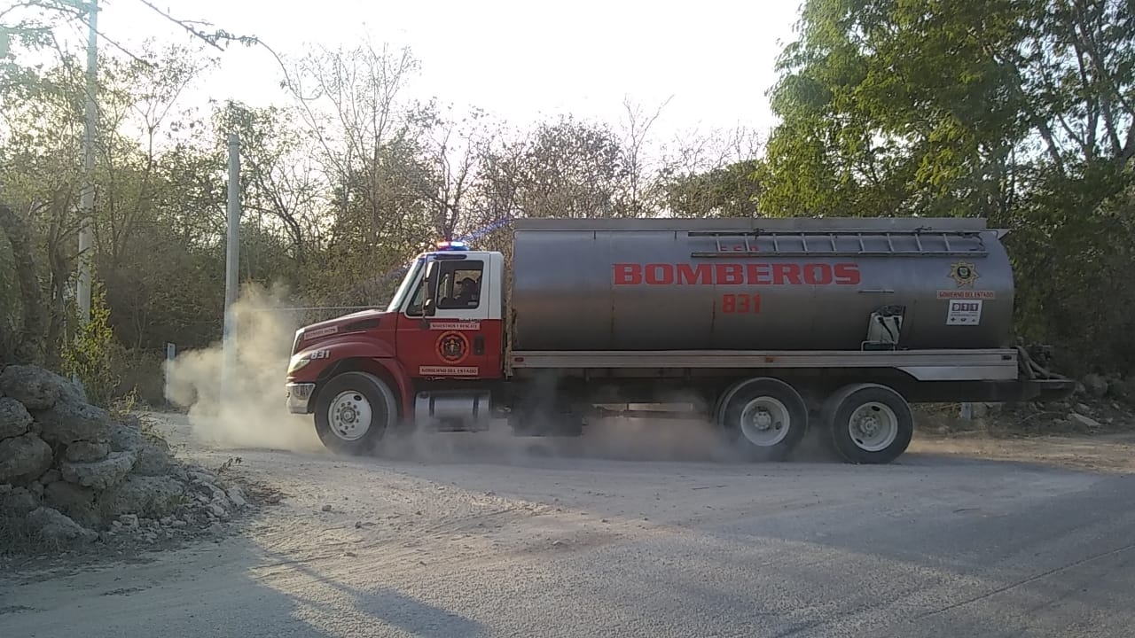 Varias pipas de agua entran a al zona del incendio