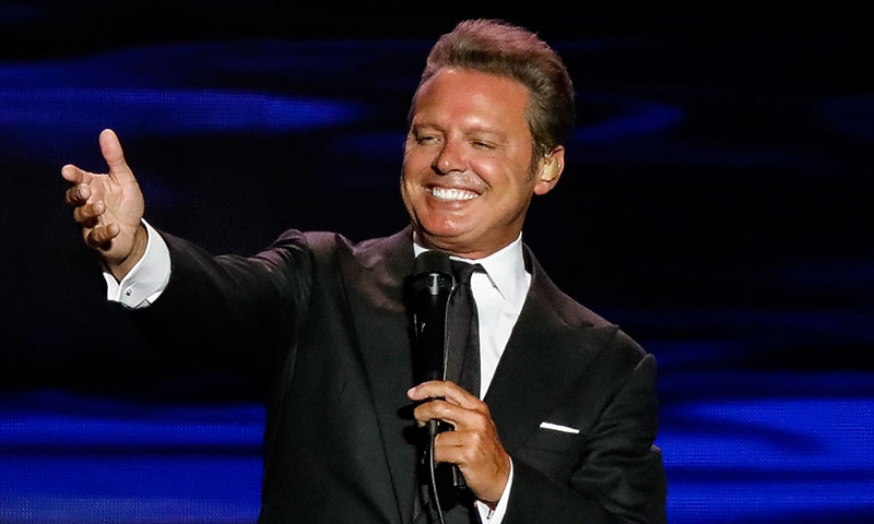 Luis Miguel sorprende por su aspecto rejuvenecido en centro comercial de Miami: FOTOS