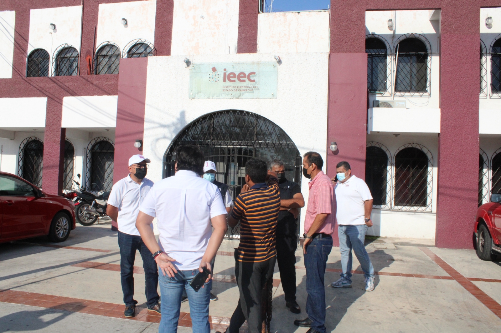 Extrabajadores fueron a denunciar violación de derechos tras ser despedidos del IEEC Campeche