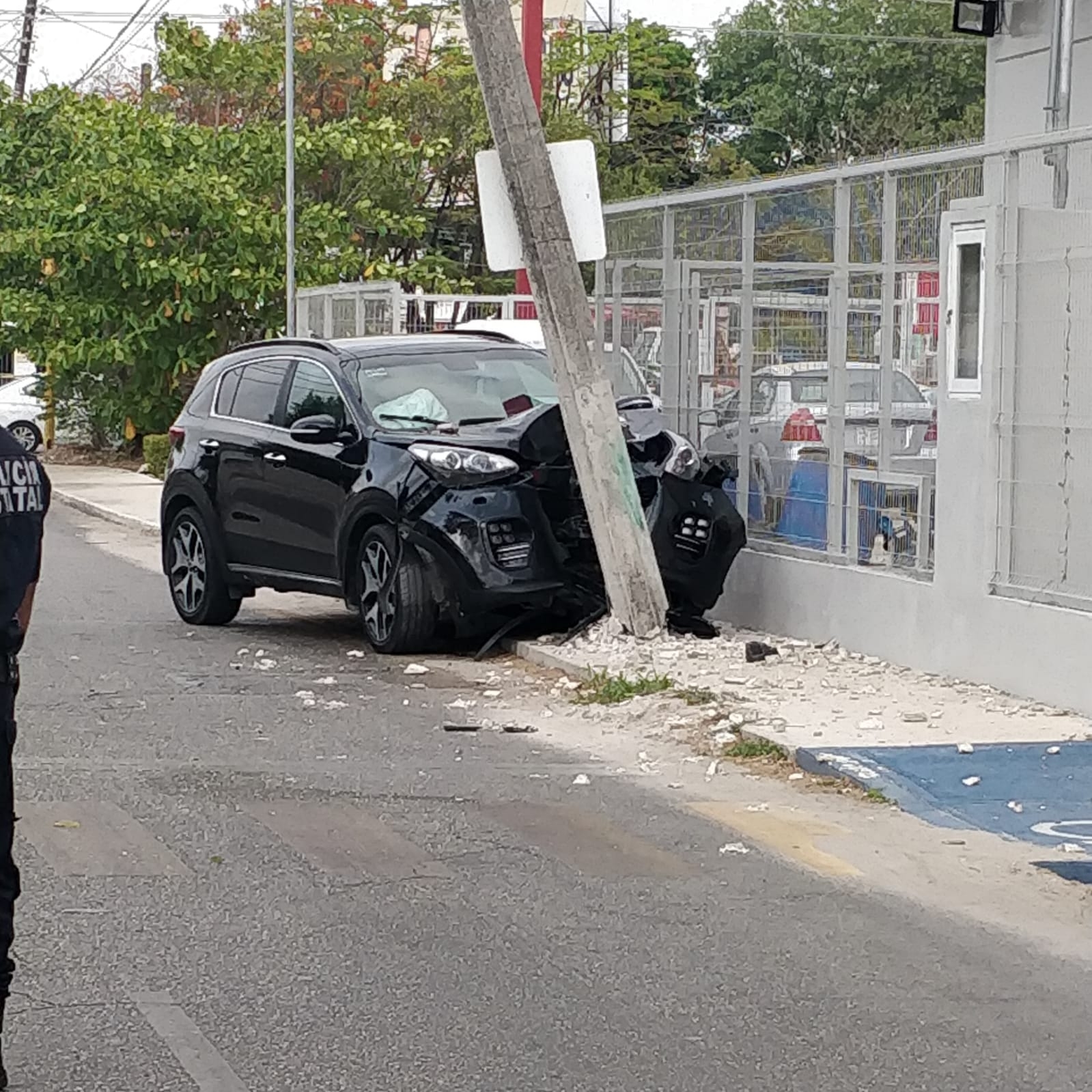 Conductor ebrio choca contra un poste de la CFE en Mérida