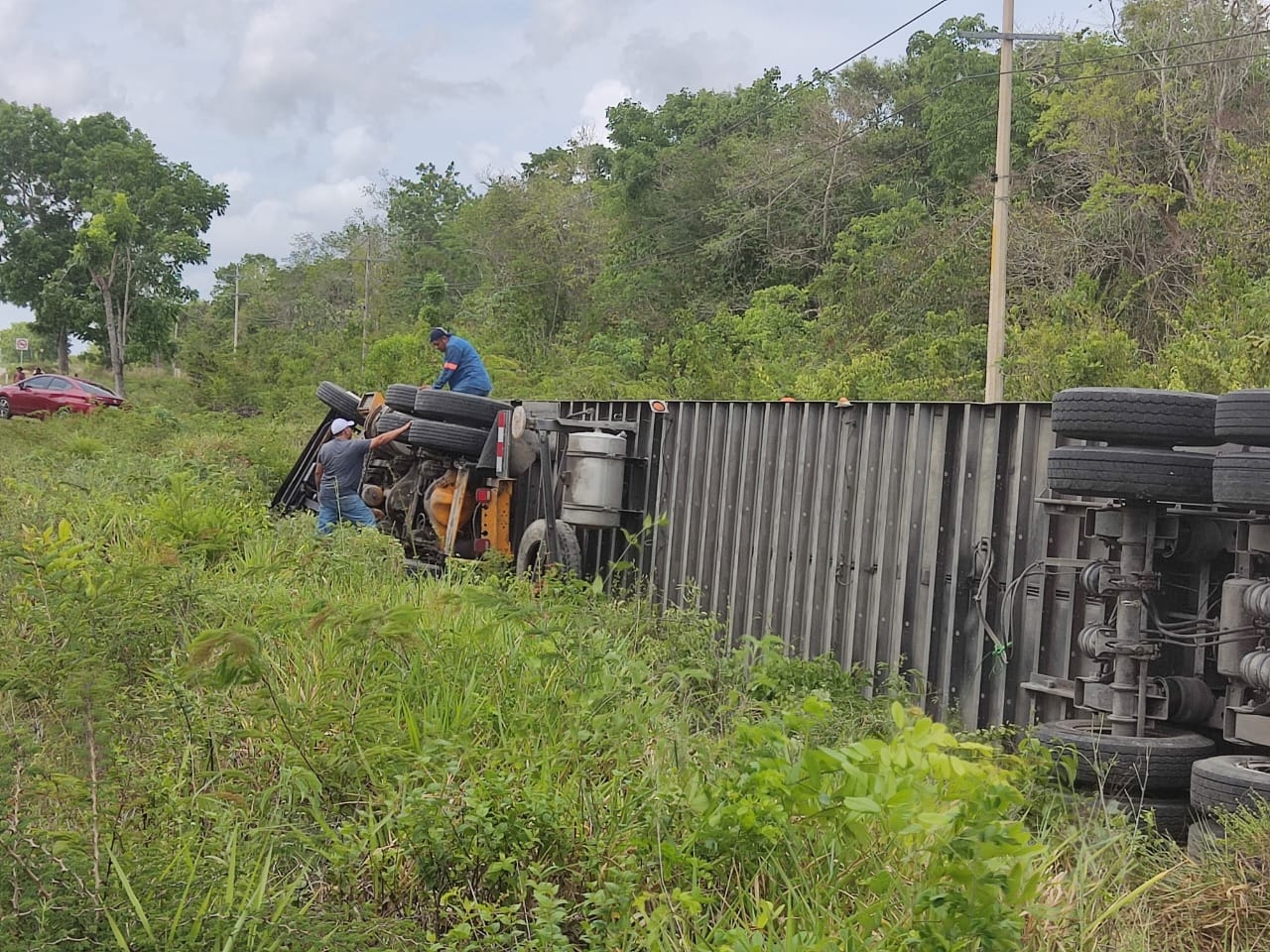 El tráiler volcado en Carrillo Puerto, Quintana Roo, será llevado al corralón de dicho municipio mientras el conductor realiza los trámites correspondientes tras el accidente