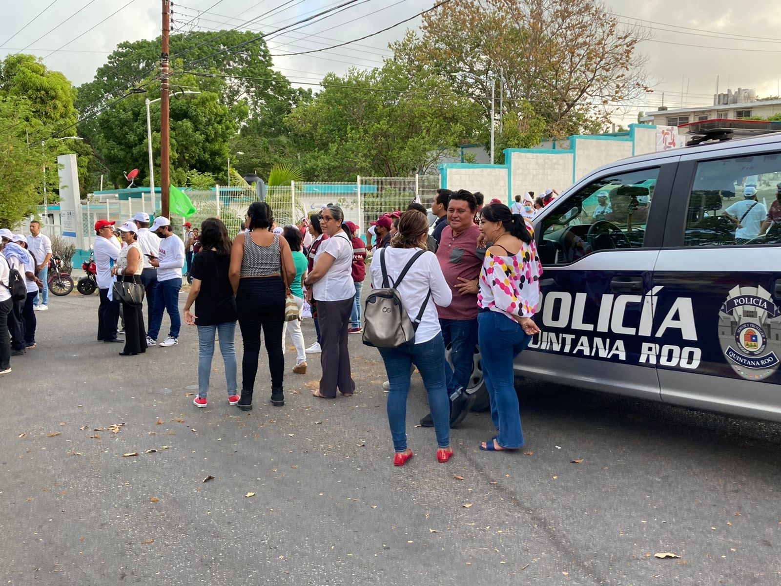 Seguidores de los candidatos hacen fila para verlos llegar a la sede del debate